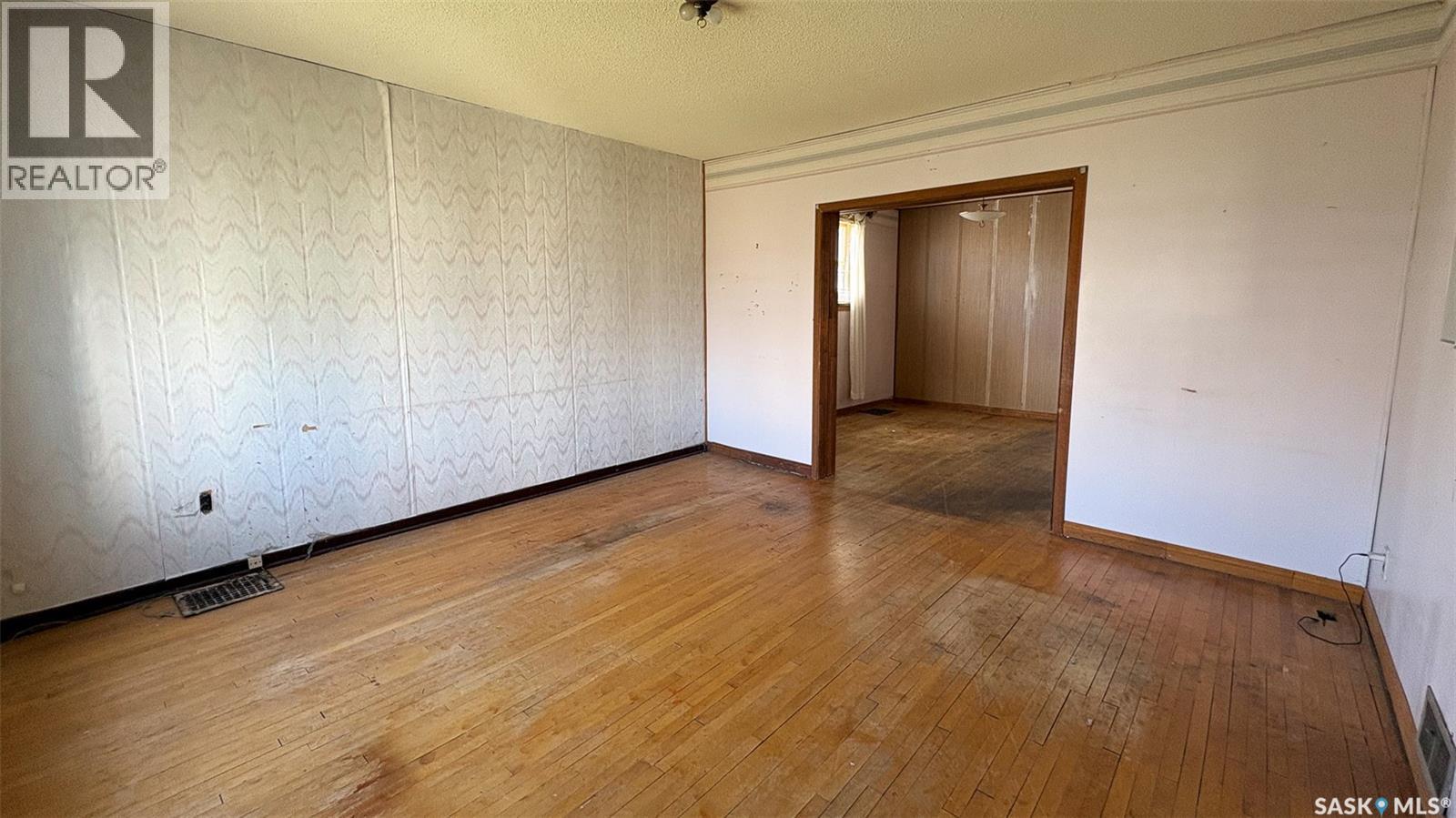 1310 Angus Street, Regina, Saskatchewan  S4T 1Y8 - Photo 2 - SK041684