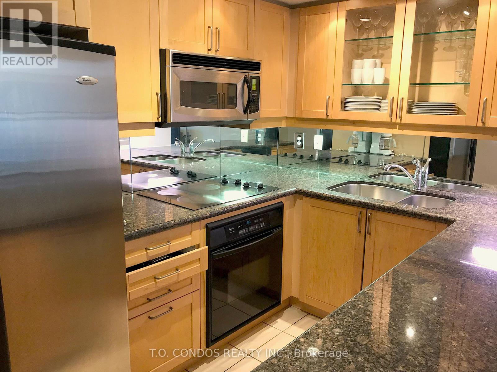 610 - 140 Simcoe Street, Toronto, Ontario  M5H 4E9 - Photo 8 - C13527080