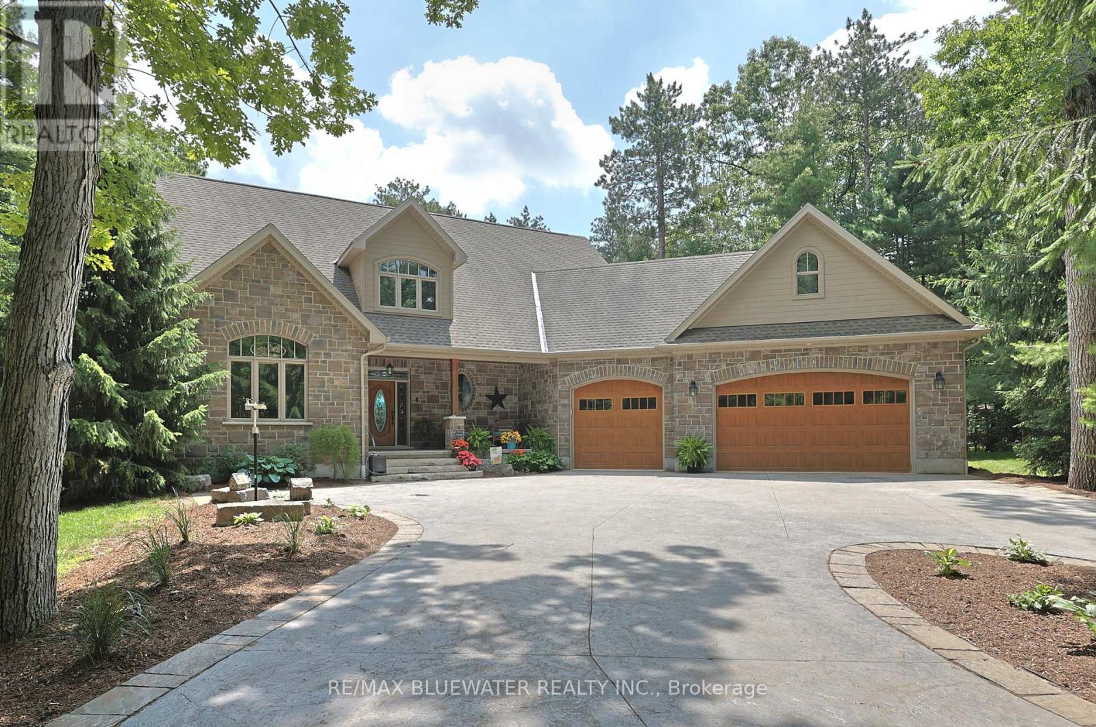 9956 PINETREE CRESCENT, Lambton Shores, Ontario