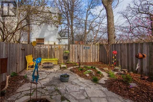 Main - 75 Spruce Hill Avenue, Toronto, Ontario  M4E 3G2 - Photo 11 - E13532080