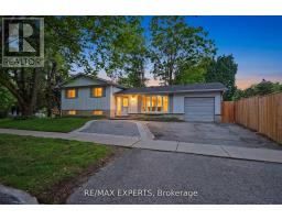 32 OAK COURT, Aurora, Ontario