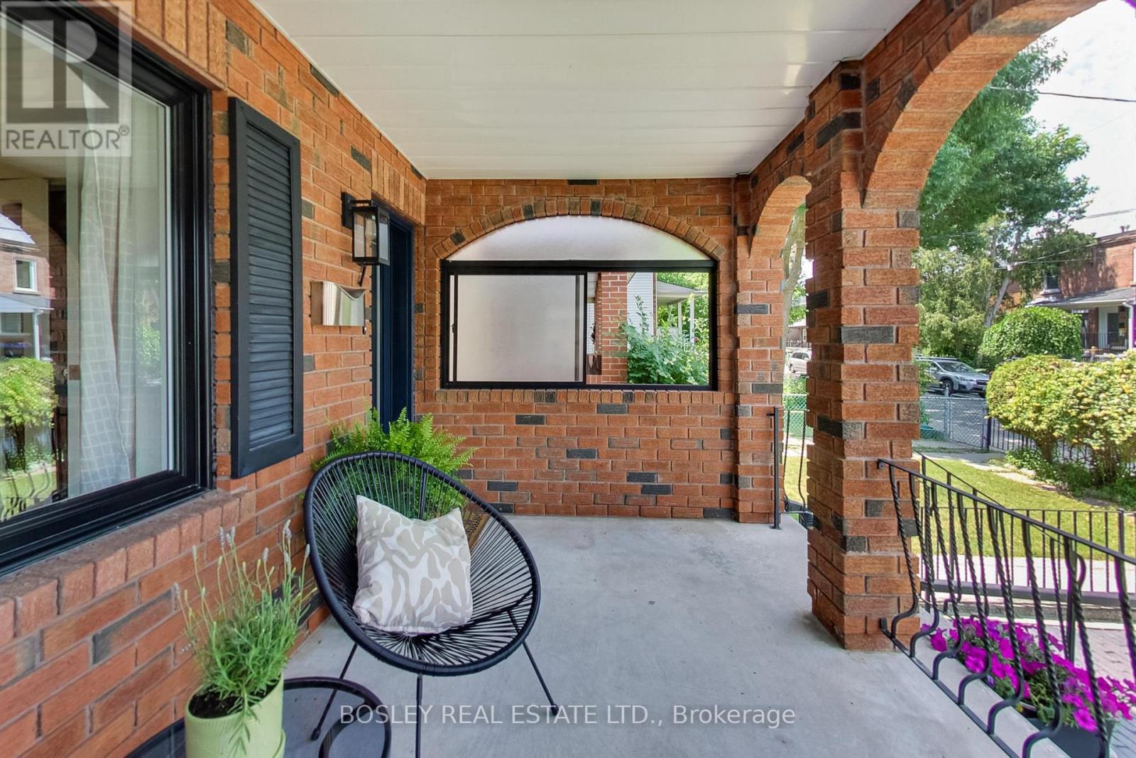7 Pendrith Street, Toronto, Ontario  M6G 1R6 - Photo 3 - W13532018