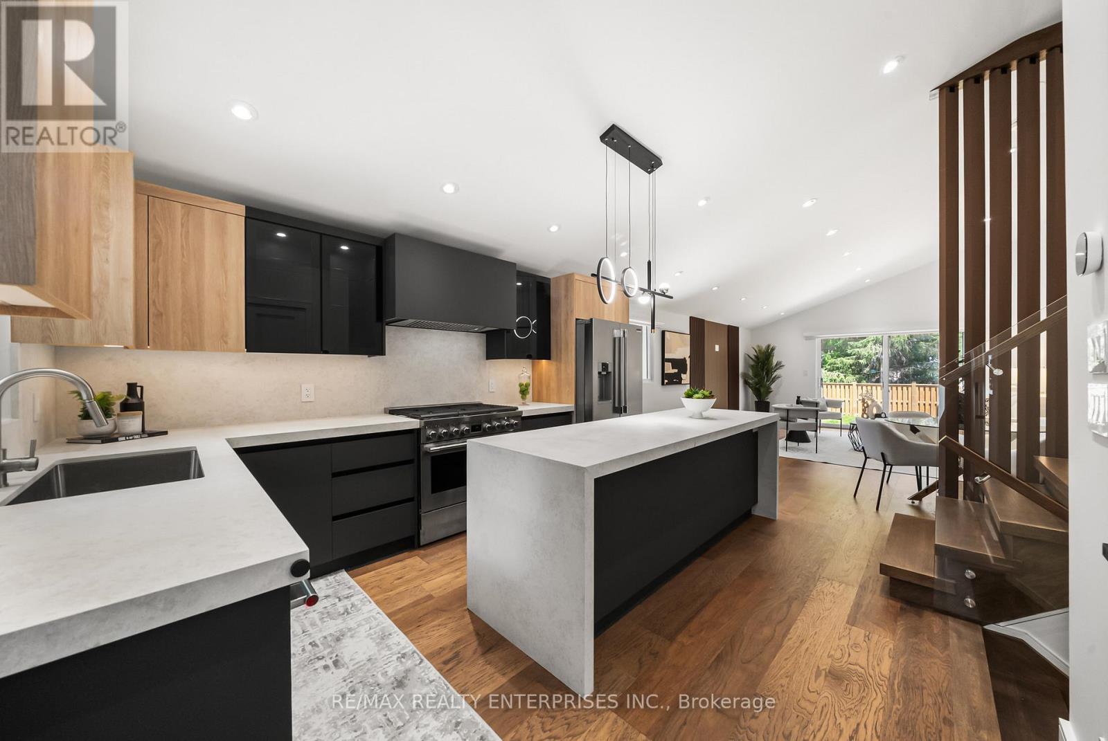 1495 THETFORD COURT Mississauga (Clarkson) Ontario Canada L5J3N2 3