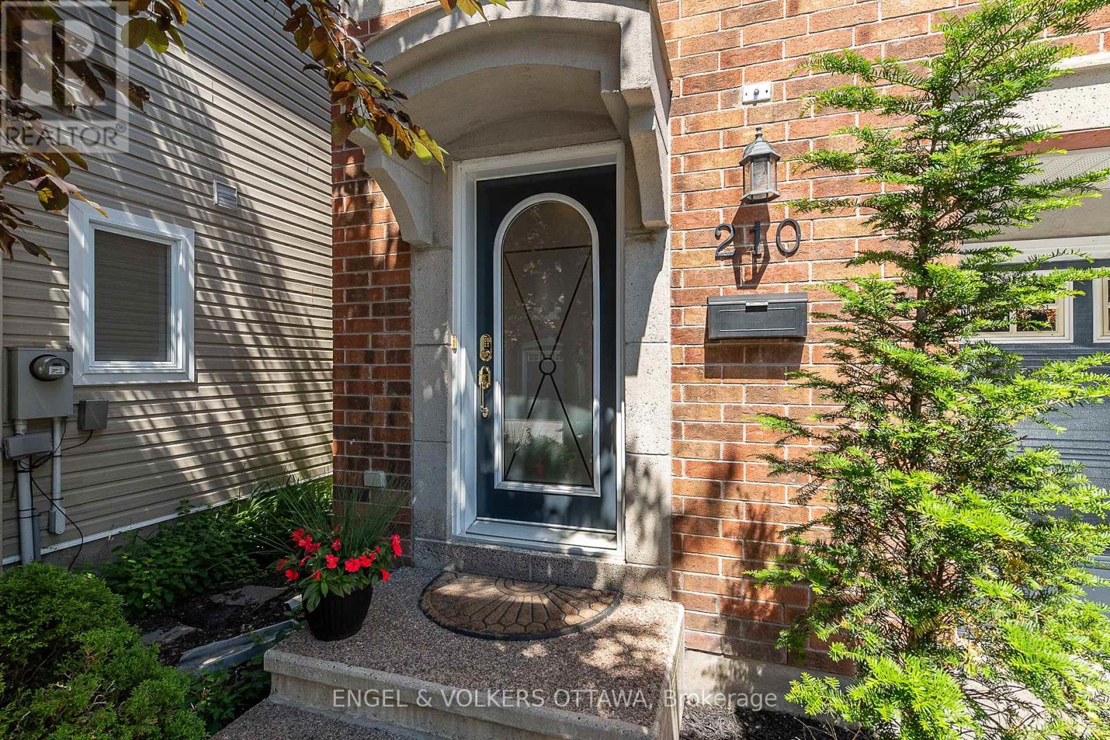 210 West Village Private, Ottawa, Ontario  K1Z 1E4 - Photo 2 - X13532500