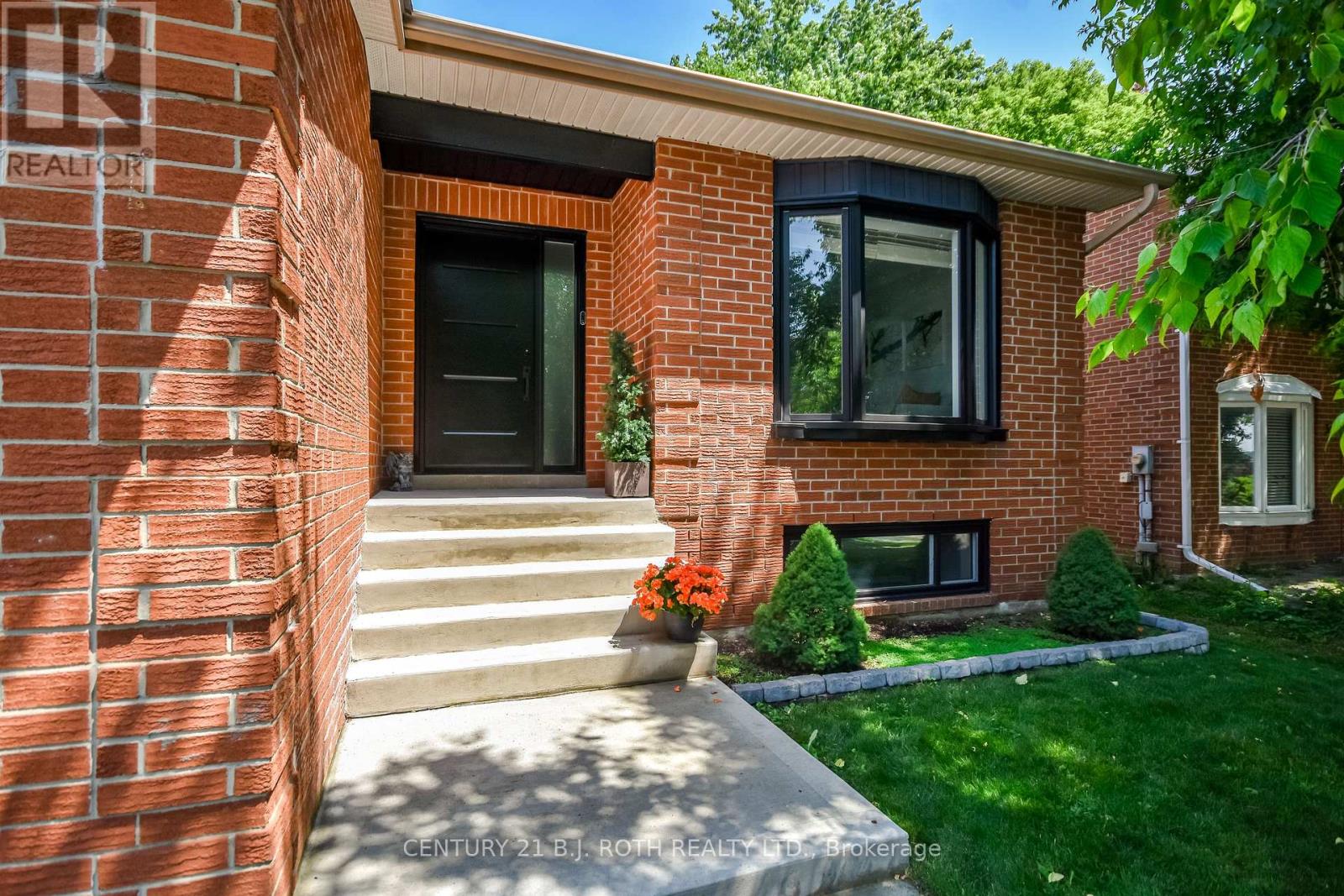 31 Kingston Road, Newmarket, Ontario  L3Y 5W5 - Photo 2 - N13532518