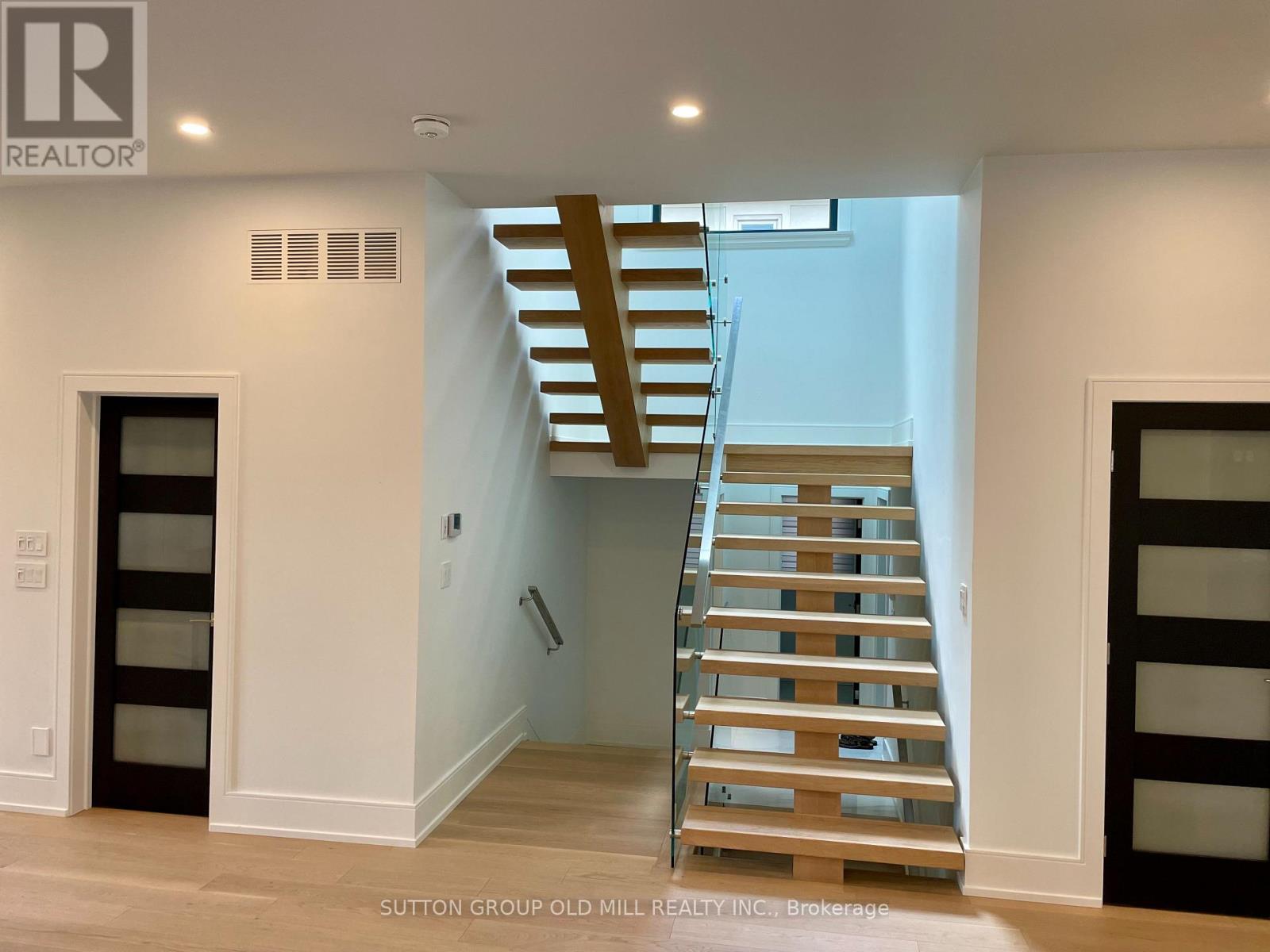 4 Leamington Avenue, Toronto, Ontario  M8Z 2W4 - Photo 14 - W13532780