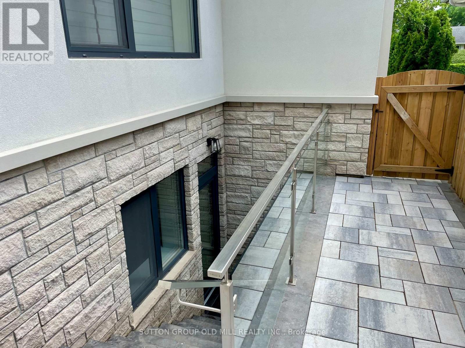 4 Leamington Avenue, Toronto, Ontario  M8Z 2W4 - Photo 4 - W13532780