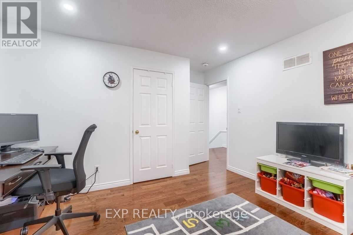 Main & Upper Floor - 6261 Prairie Circle, Mississauga, Ontario L5N 5Y9 - Photo 12 - W13532834