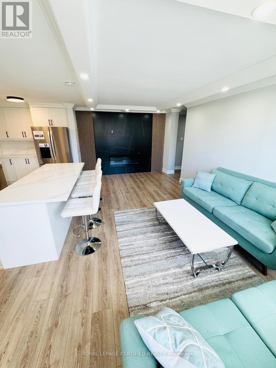 301 - 3170 Kirwin Avenue, Mississauga, Ontario  L5A 3R1 - Photo 2 - W13525106