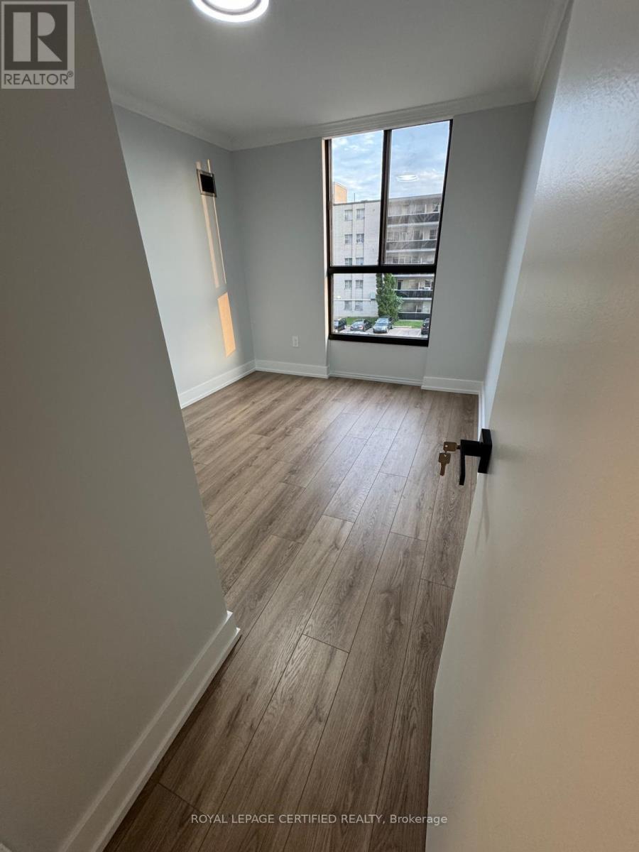301 - 3170 Kirwin Avenue, Mississauga, Ontario  L5A 3R1 - Photo 8 - W13525106