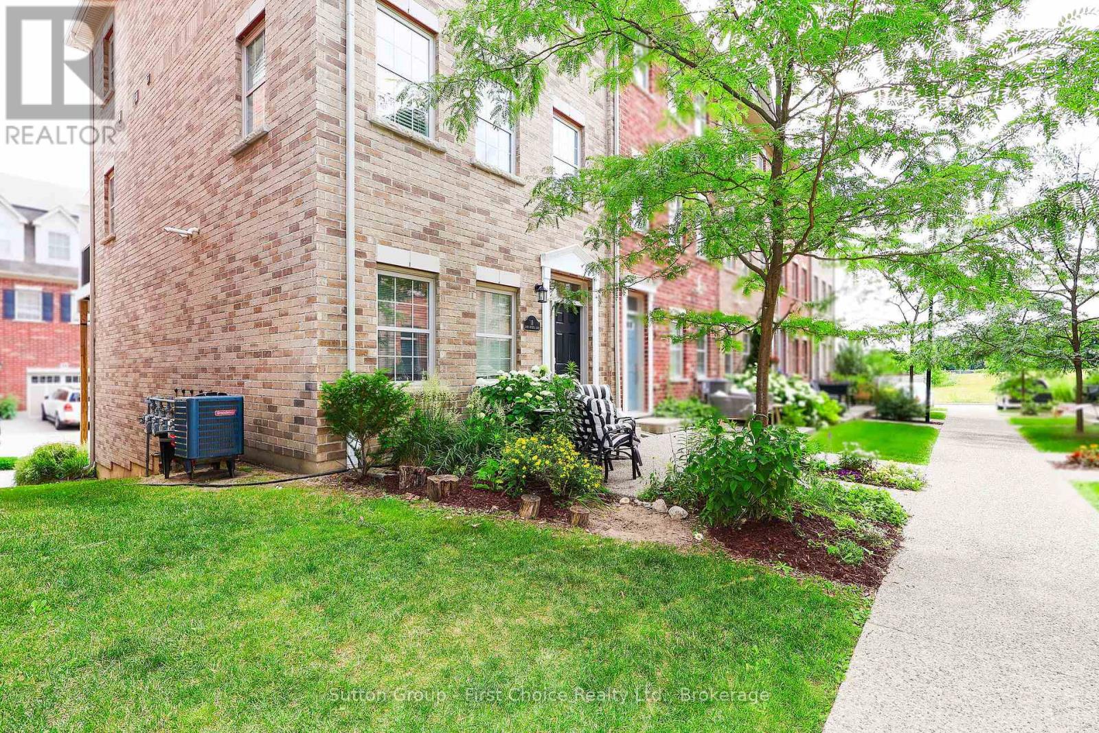11 John Russell Lane, Kitchener, Ontario  N2H 0B4 - Photo 2 - X13532902