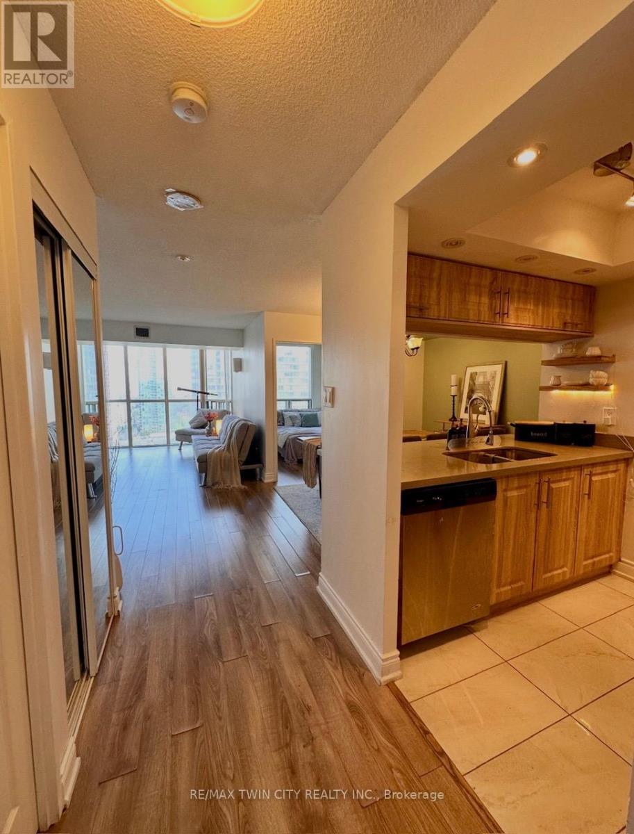 1801 - 265 Enfield Place, Mississauga, Ontario  L5B 3Y7 - Photo 2 - W13533056