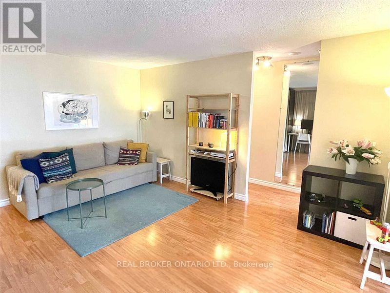 2021 - 633 BAY STREET, Toronto, Ontario