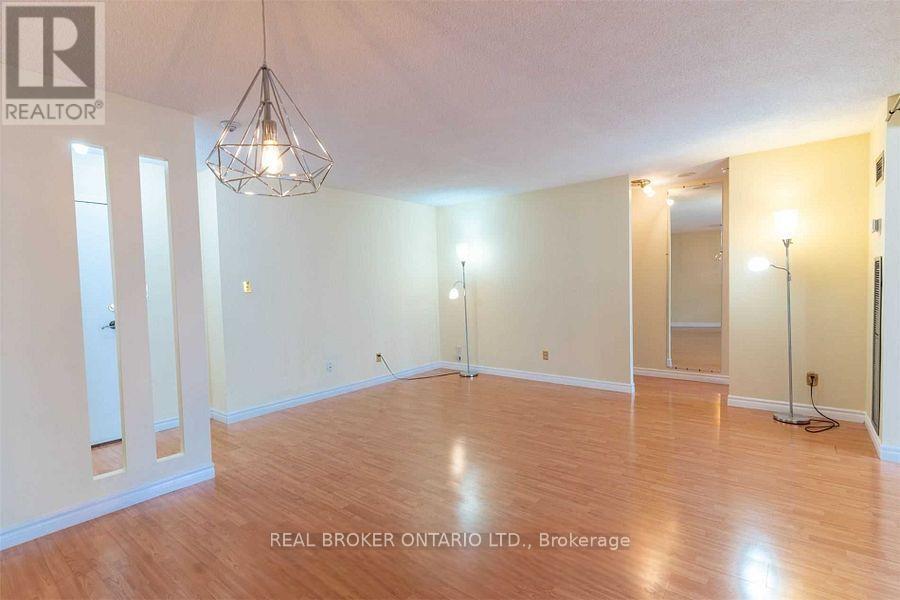 2021 - 633 Bay Street, Toronto, Ontario  M5G 2G4 - Photo 2 - C13533374