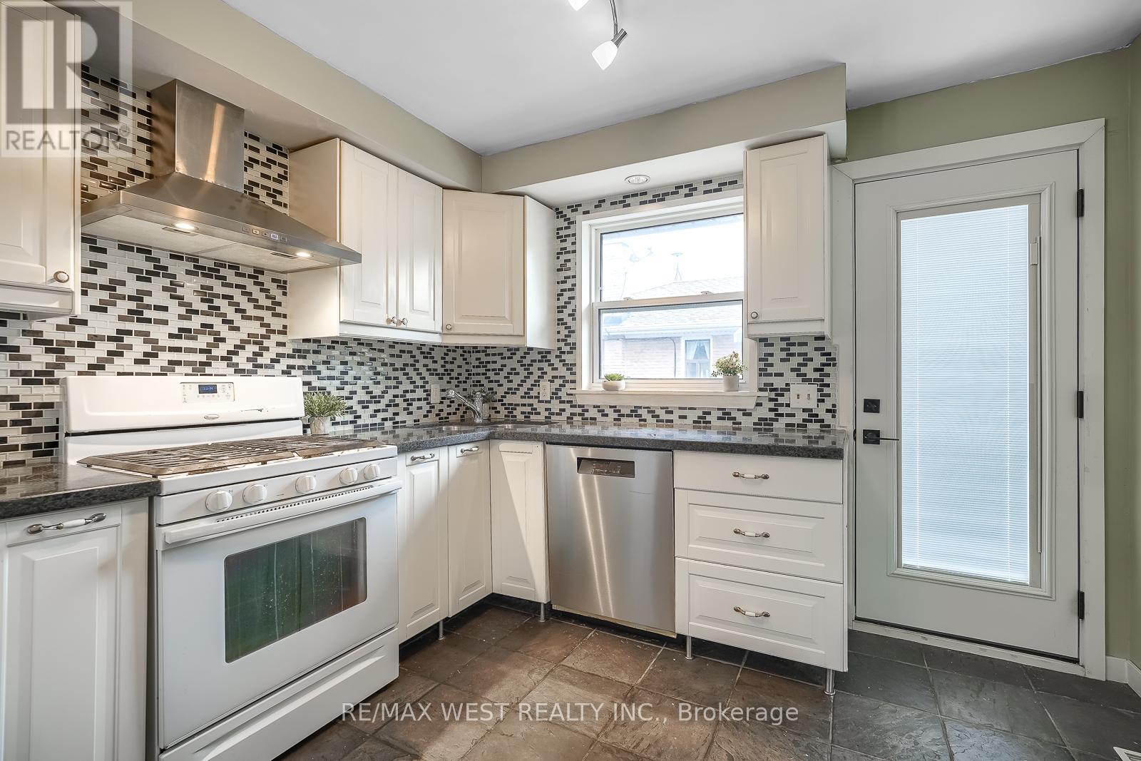 24 Waxham Road, Toronto, Ontario  M9W 3L3 - Photo 5 - W13533116