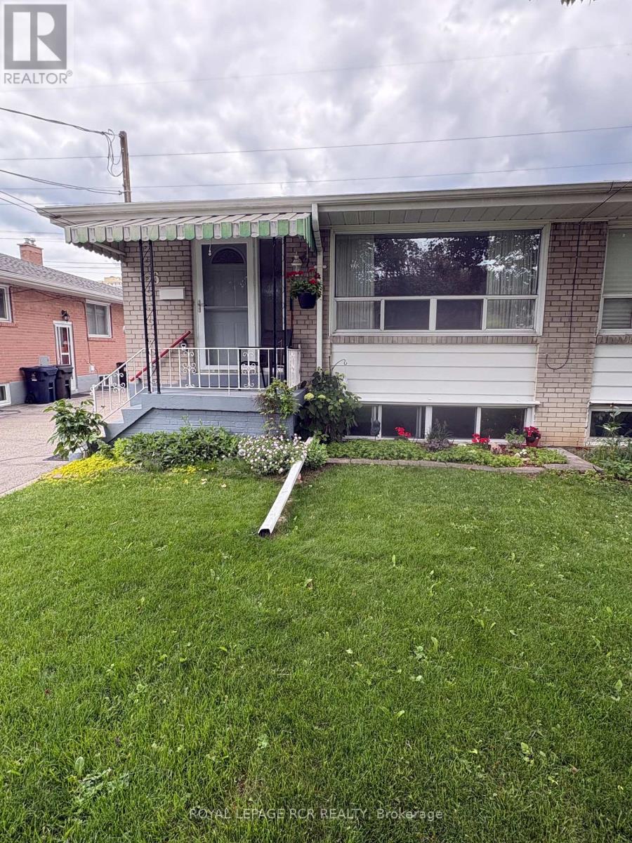 <div class="slider-price">$890,000</div><p>6 Ailsa Craig Court, Toronto, Ontario</p>