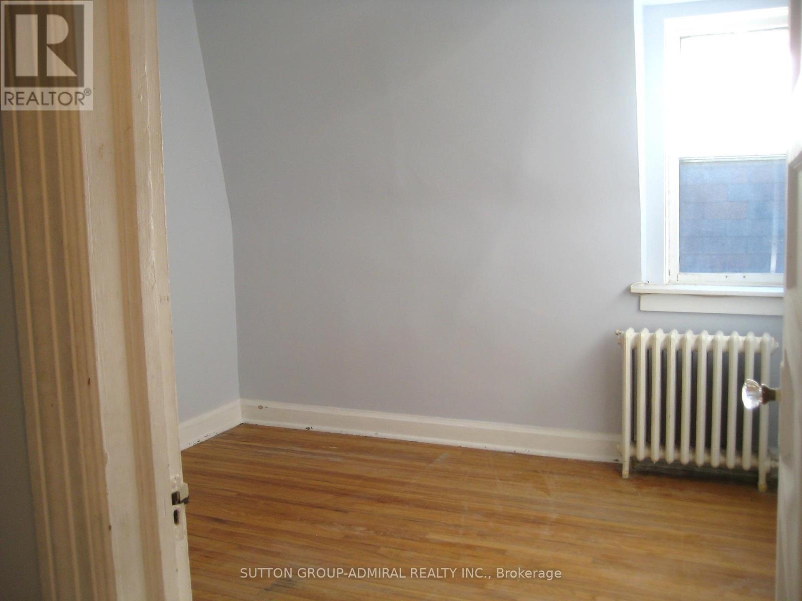 Upper - 238 Lumsden Avenue, Toronto, Ontario  M4C 2K4 - Photo 8 - E13533238