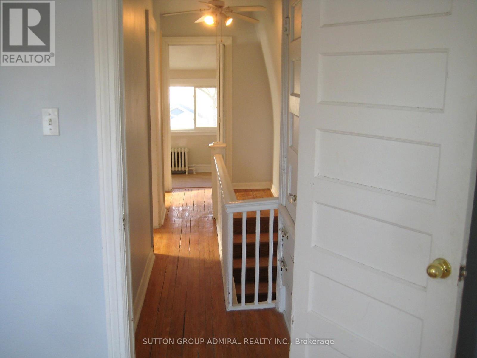 Upper - 238 Lumsden Avenue, Toronto, Ontario  M4C 2K4 - Photo 6 - E13533238