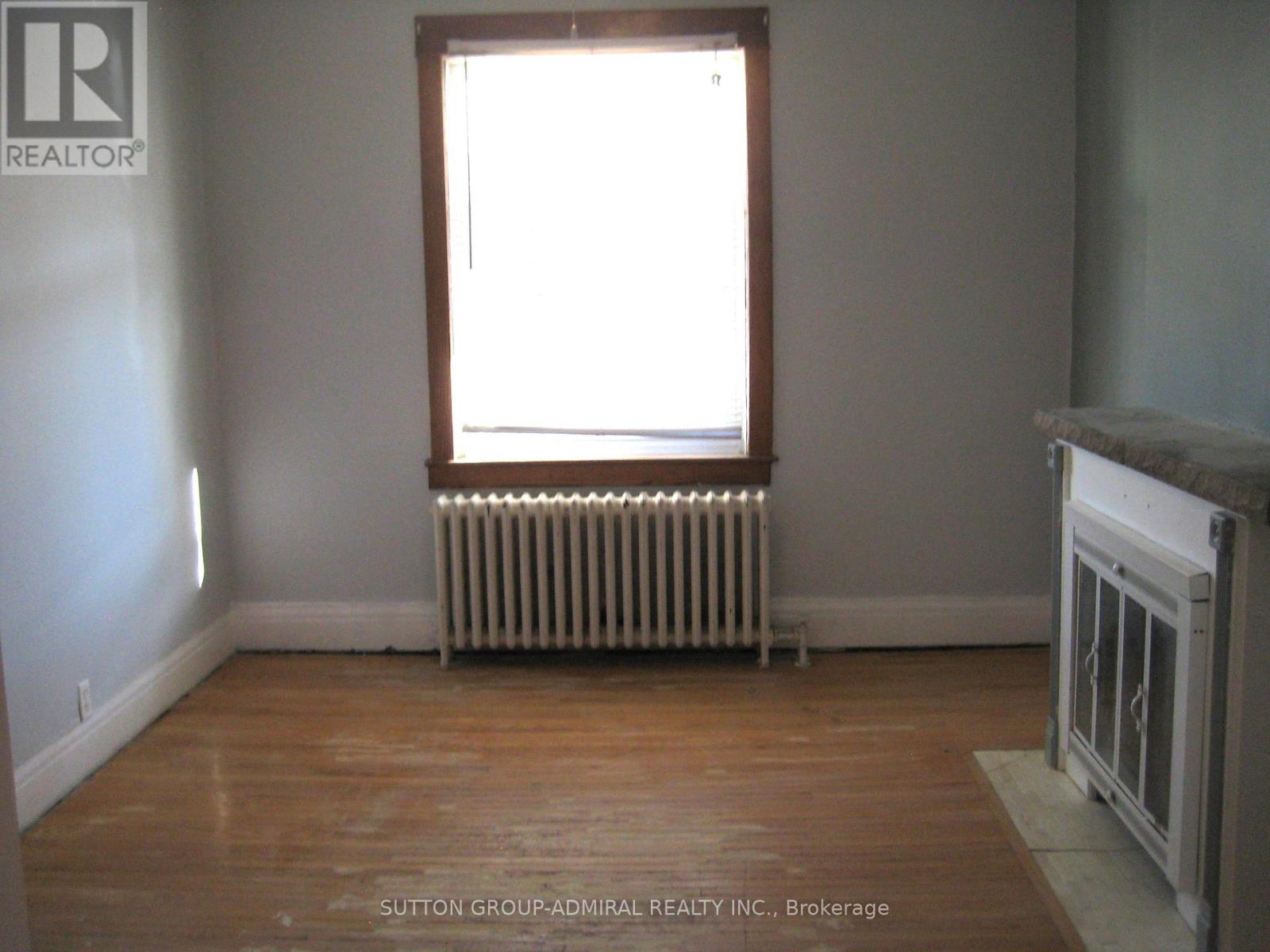 Upper - 238 Lumsden Avenue, Toronto, Ontario  M4C 2K4 - Photo 5 - E13533238