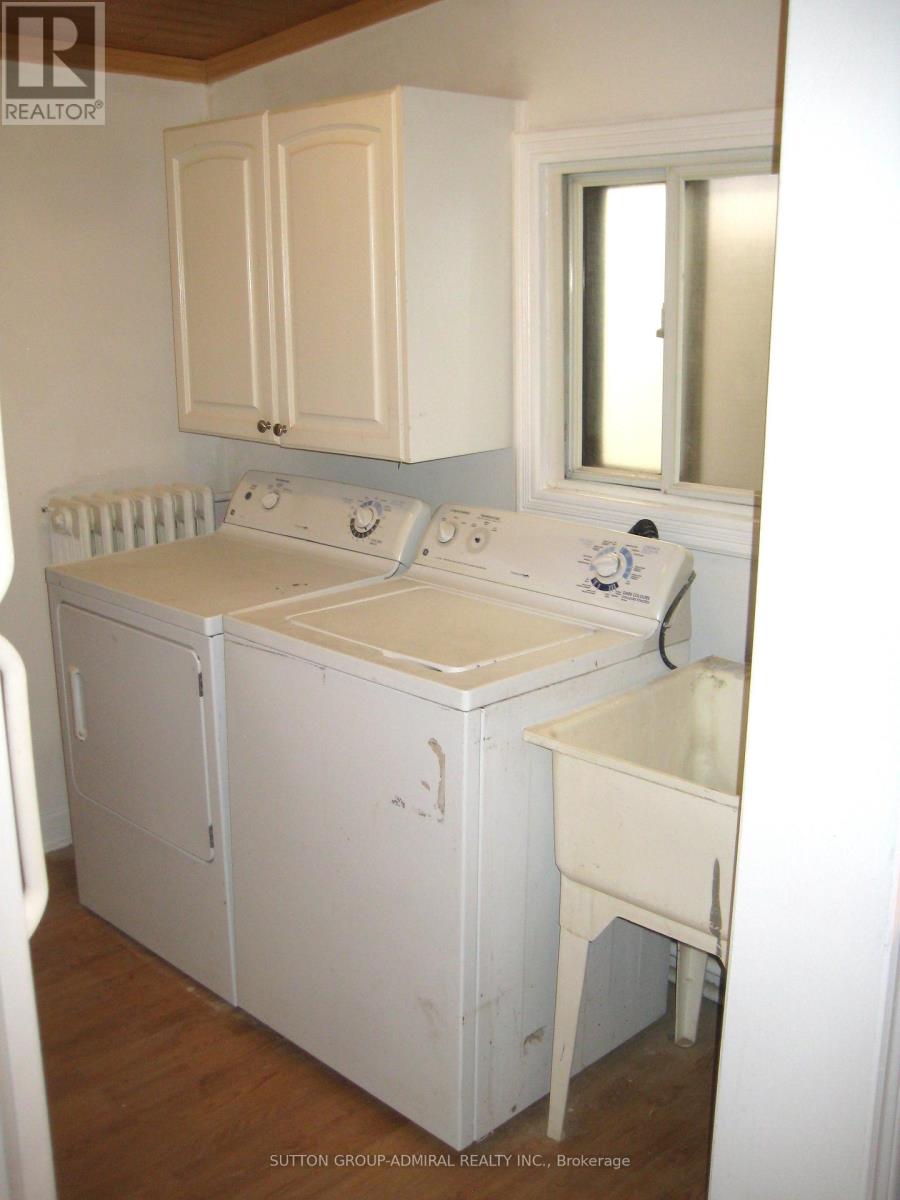 Upper - 238 Lumsden Avenue, Toronto, Ontario  M4C 2K4 - Photo 3 - E13533238