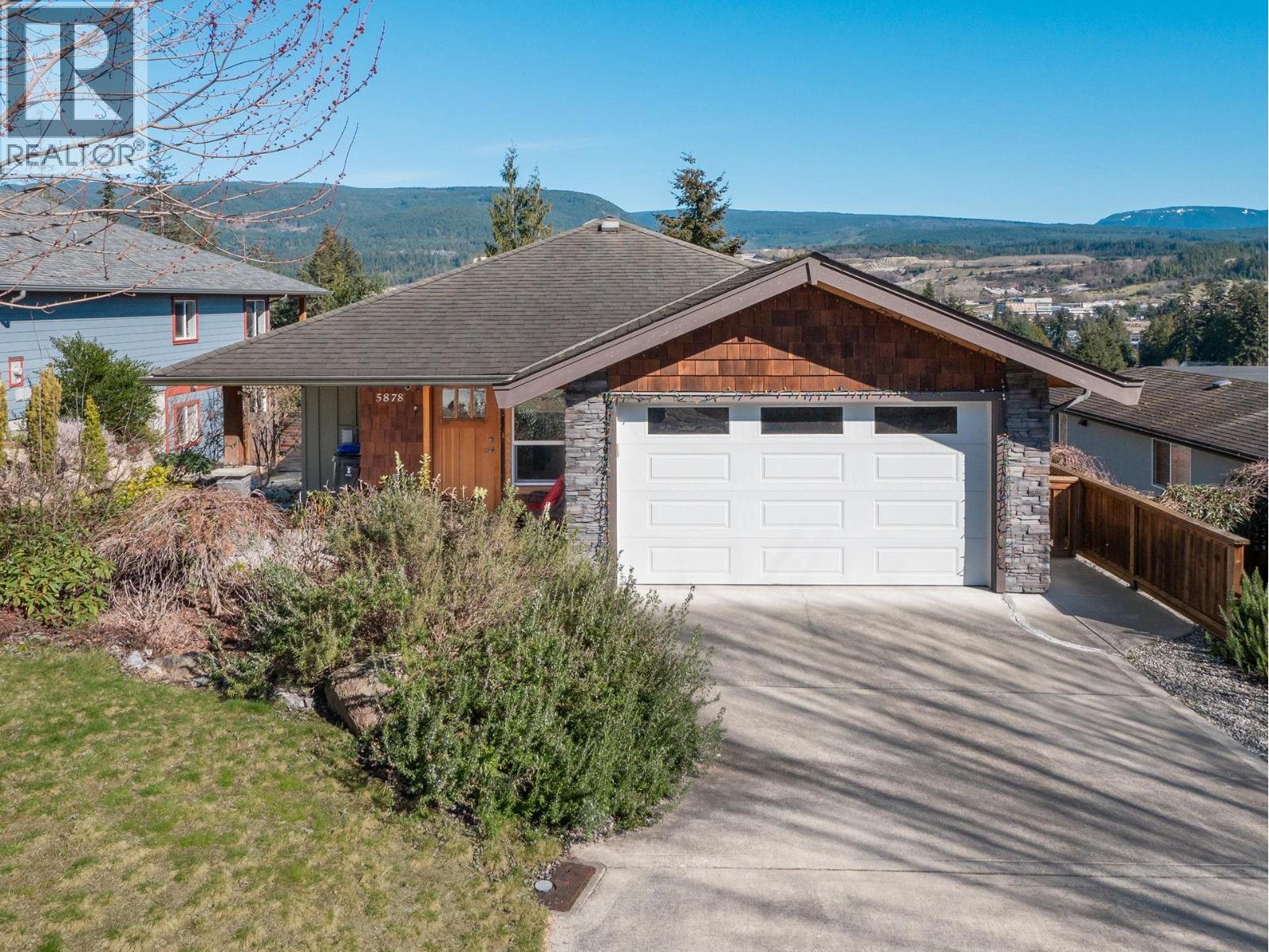 5878 Medusa Street, Sechelt, British Columbia V0N 3A0 - Photo 1 - R3143437
