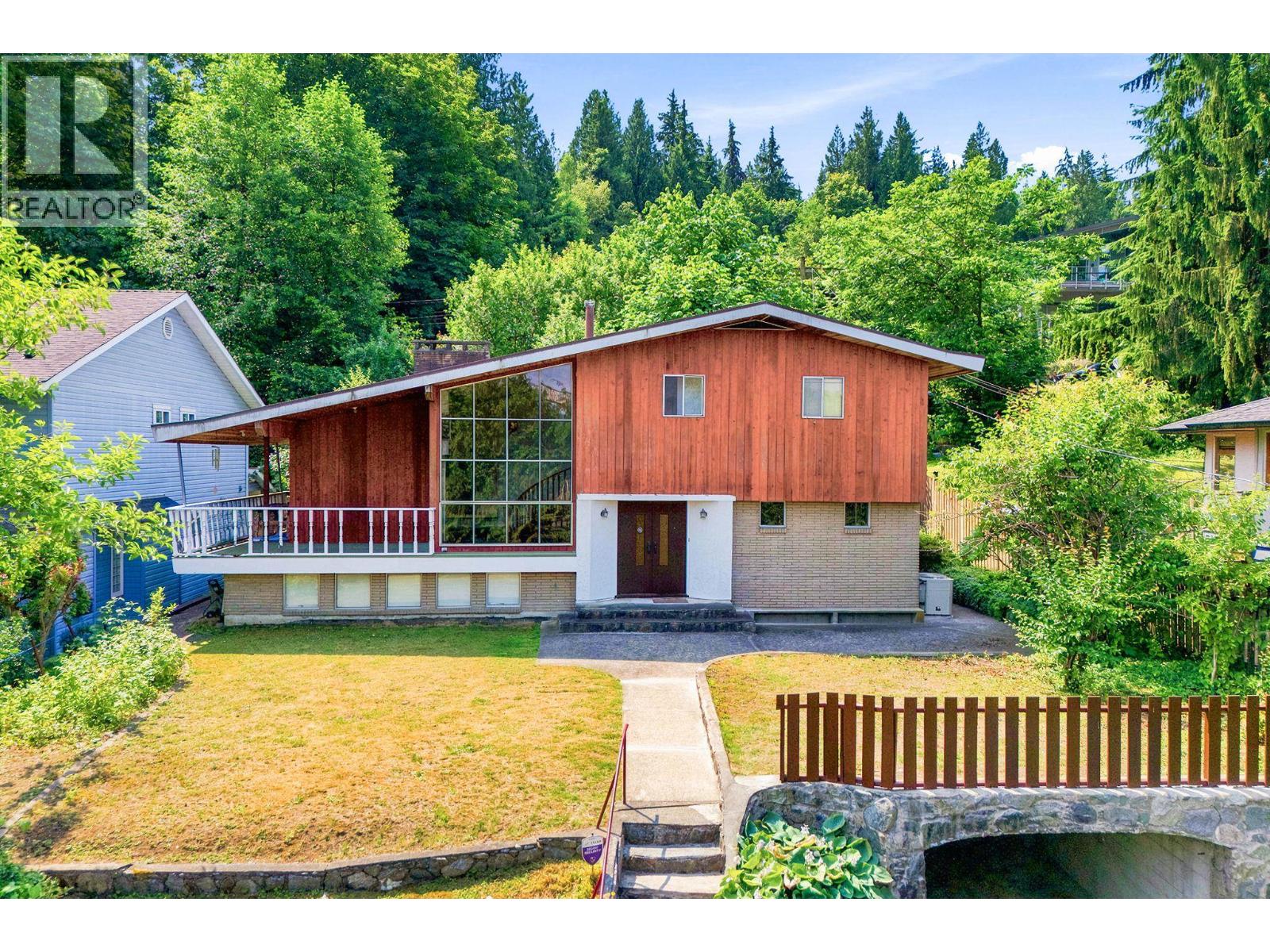 2337 St George Street, Port Moody, British Columbia  V3H 2G3 - Photo 2 - R3143466