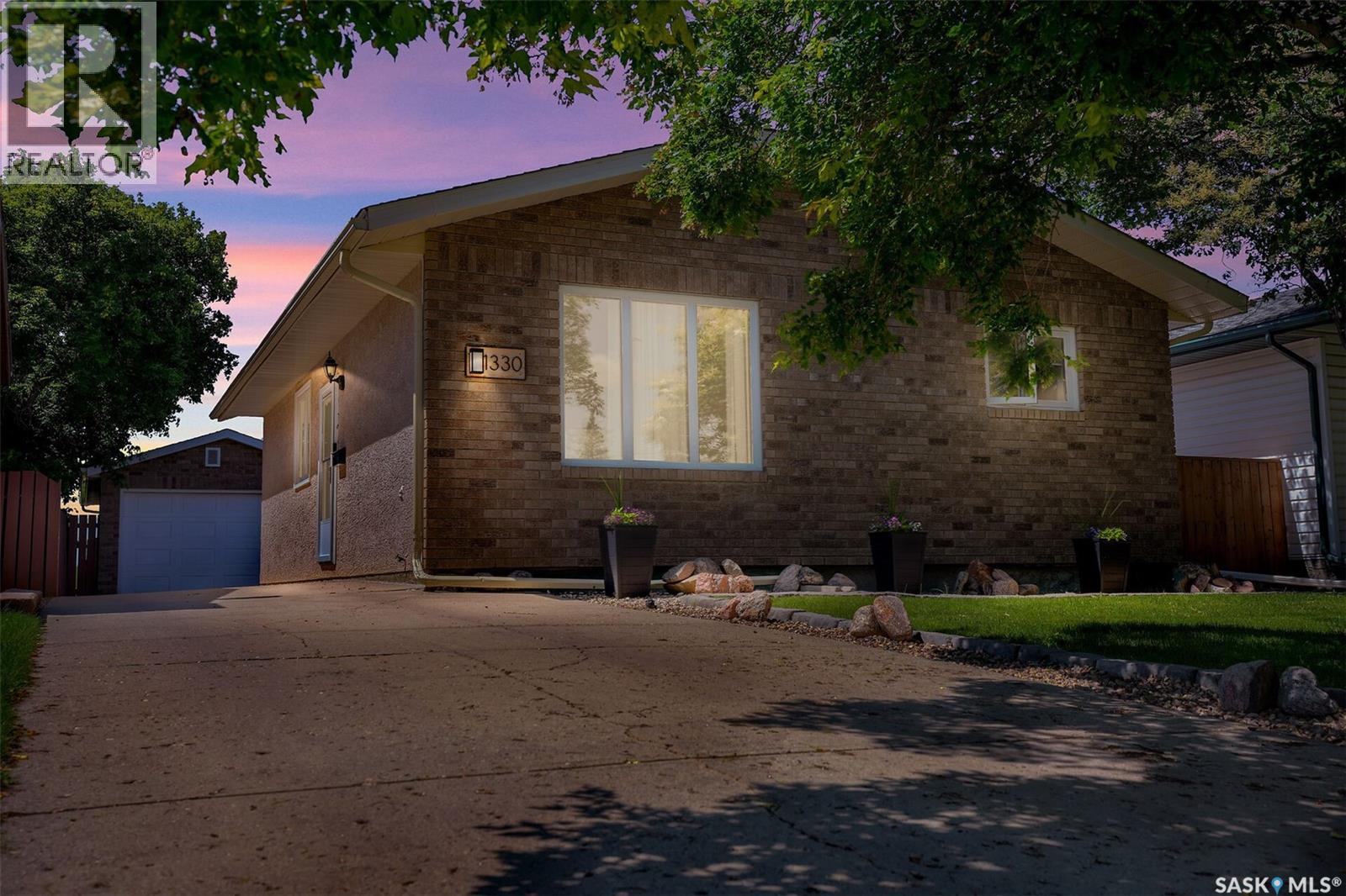 1330 Courtney Street, Regina, Saskatchewan  S4T 7S1 - Photo 2 - SK041761