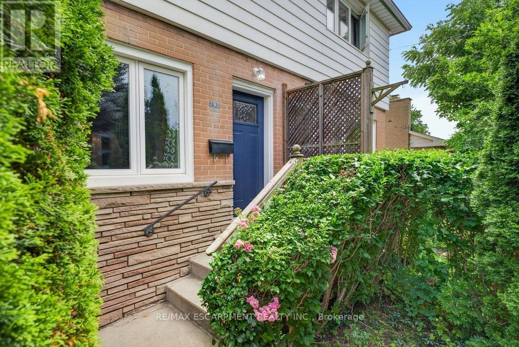 795 Drury Lane, Burlington, Ontario  L7R 2Y1 - Photo 2 - W13533554