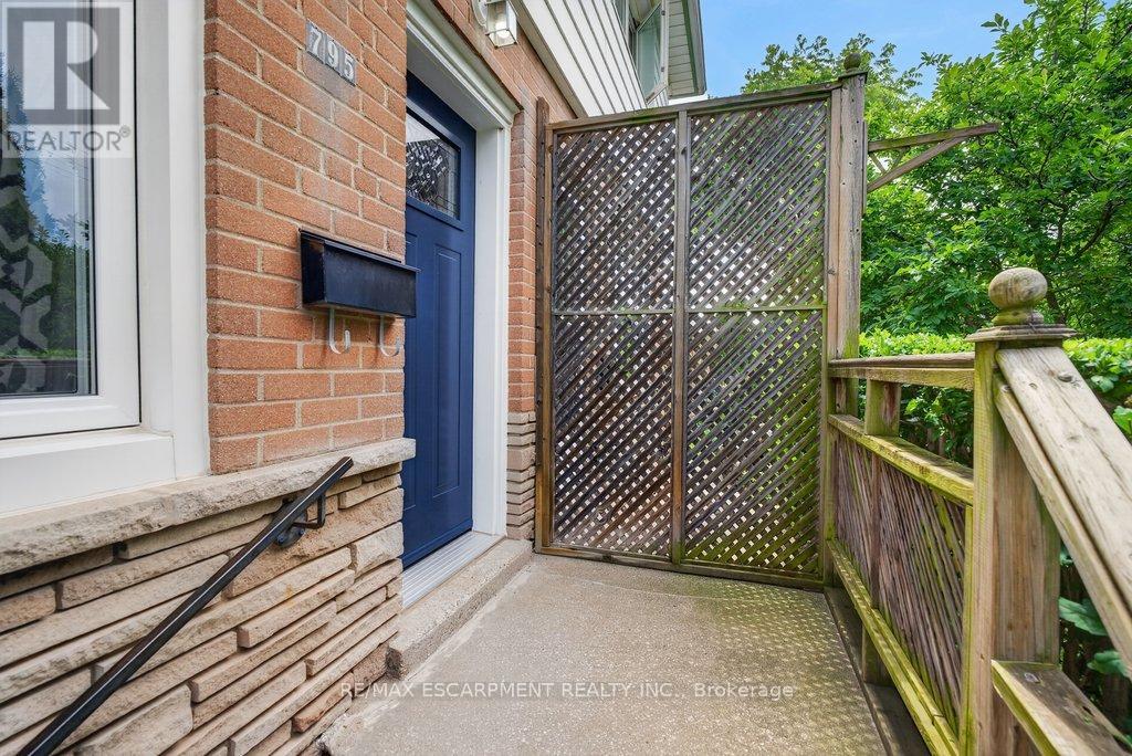 795 Drury Lane, Burlington, Ontario  L7R 2Y1 - Photo 3 - W13533554