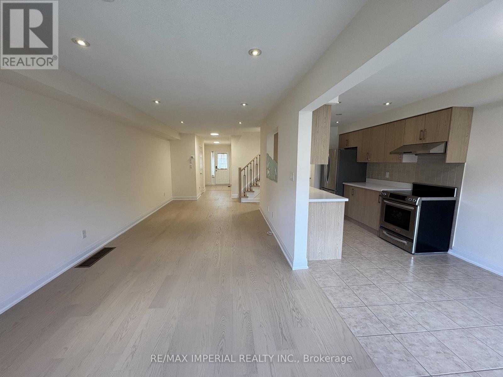 70 Maffey Crescent, Richmond Hill, Ontario L4S 0A7 - Photo 3 - N13533836