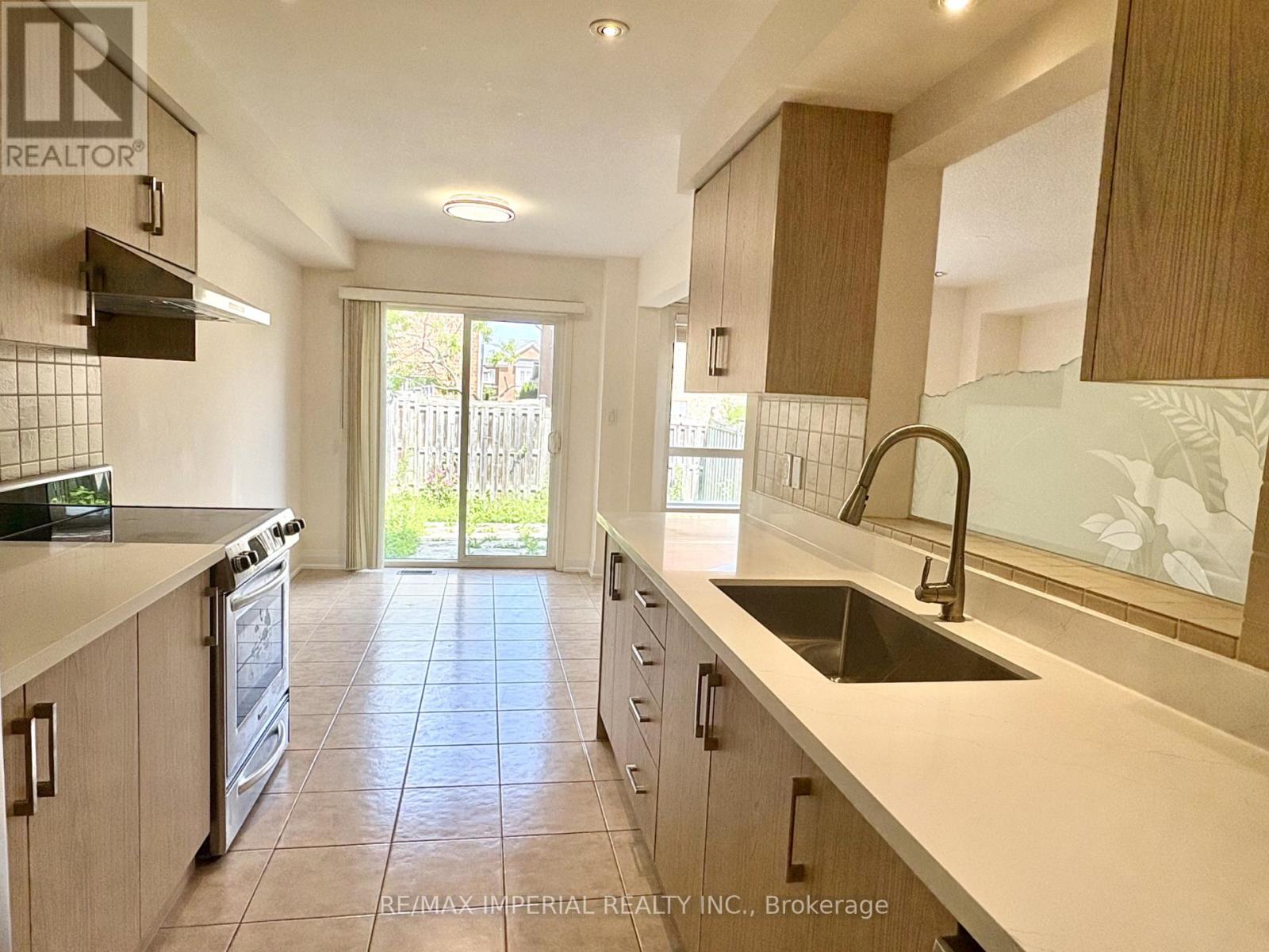 70 Maffey Crescent, Richmond Hill, Ontario L4S 0A7 - Photo 4 - N13533836
