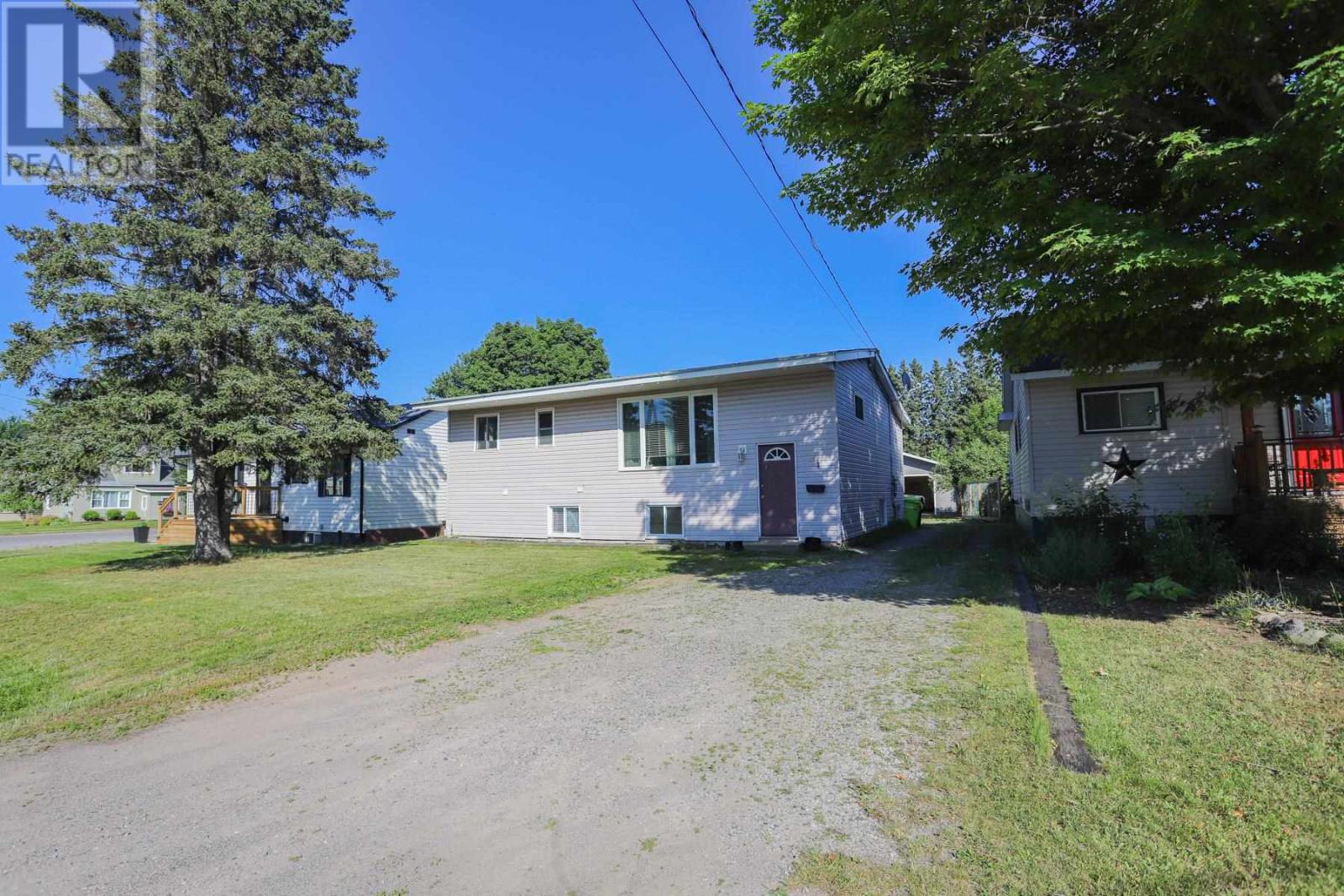 81 Anna St, Sault Ste. Marie, Ontario  P6B 3S7 - Photo 2 - SM261760