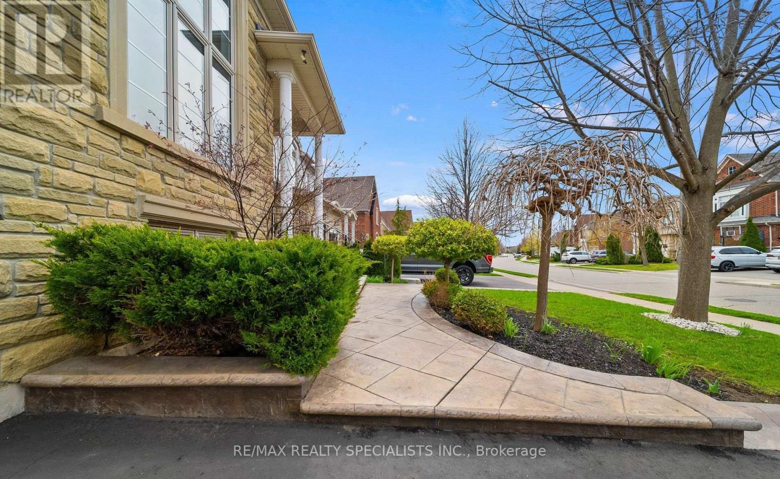 31 Saint Hubert Drive, Brampton, Ontario  L6P 1W1 - Photo 3 - W13532472