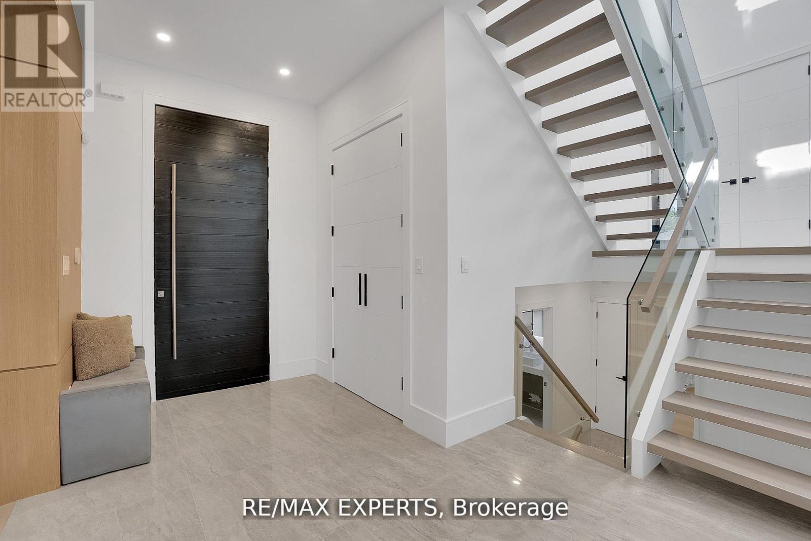 7 Woodvalley Drive, Toronto, Ontario M9A 4H2 - Photo 3 - W13534132