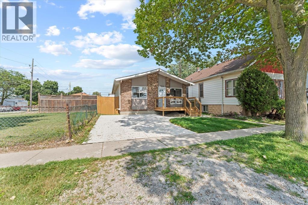 910 St. Luke, Windsor, Ontario  N9J 3J7 - Photo 2 - 26016319