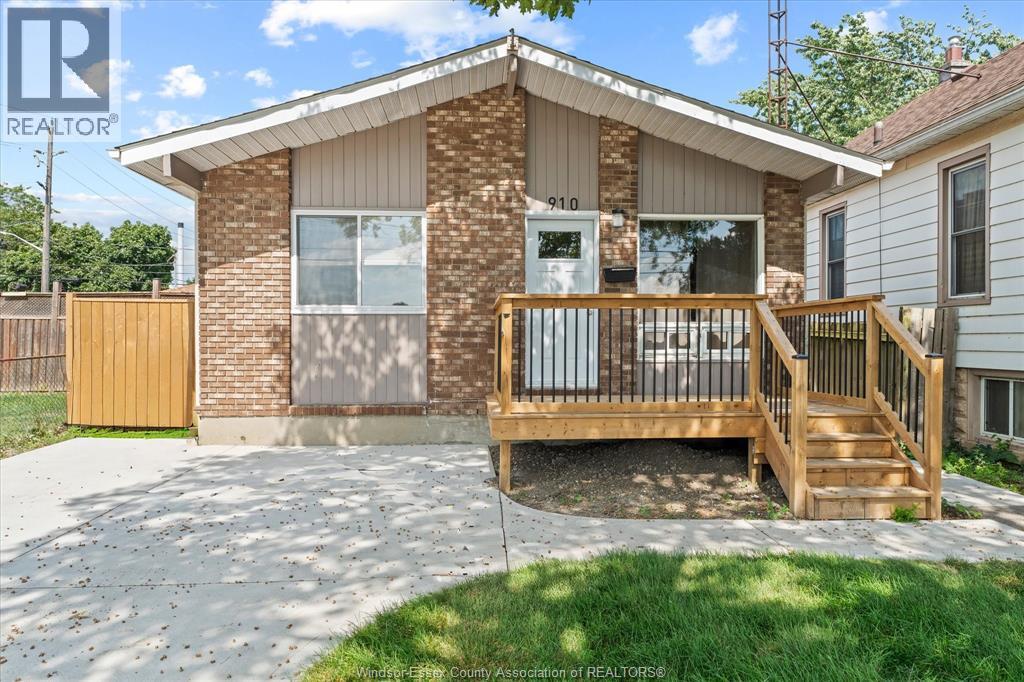 910 ST. LUKE, Windsor, Ontario