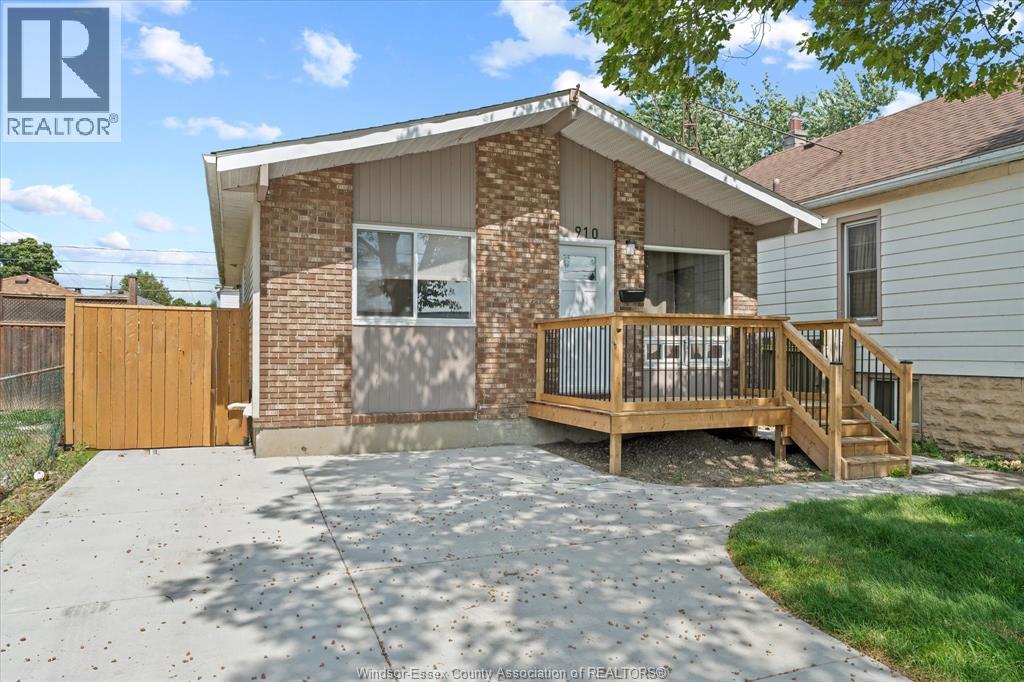 910 St. Luke, Windsor, Ontario  N9J 3J7 - Photo 3 - 26016319