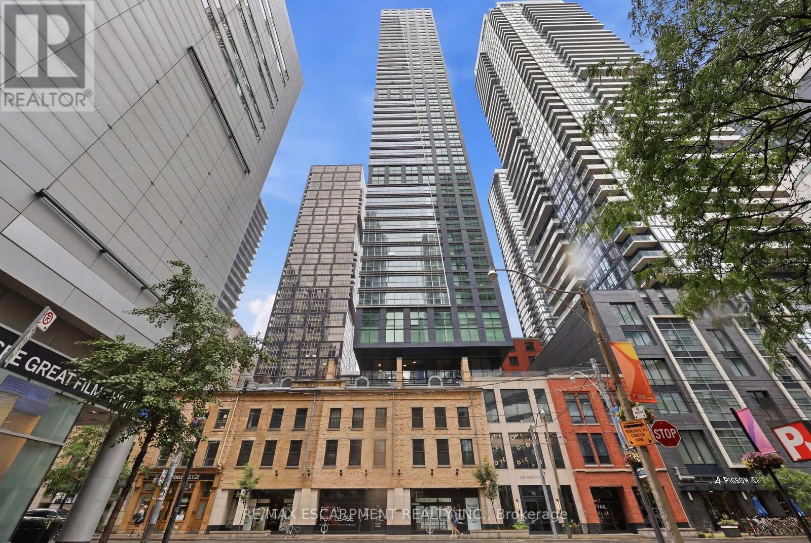 802 - 327 KING STREET W, Toronto, Ontario