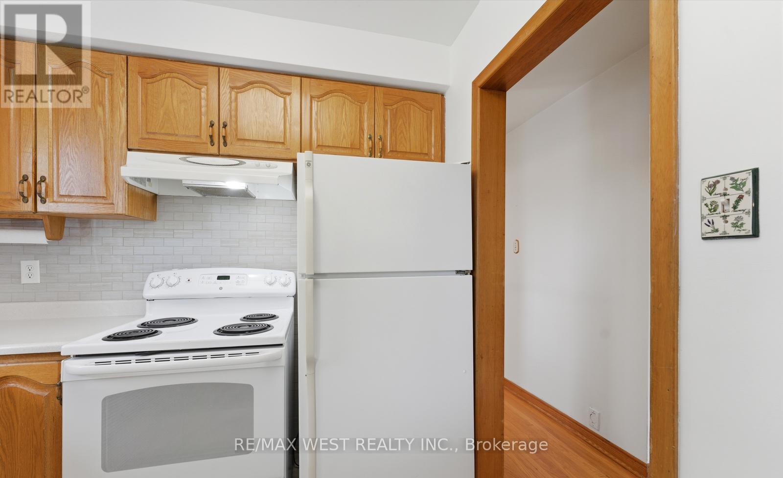7066 Magic Court, Mississauga (Malton), Ontario  L4T 3A1 - Photo 12 - W13534562