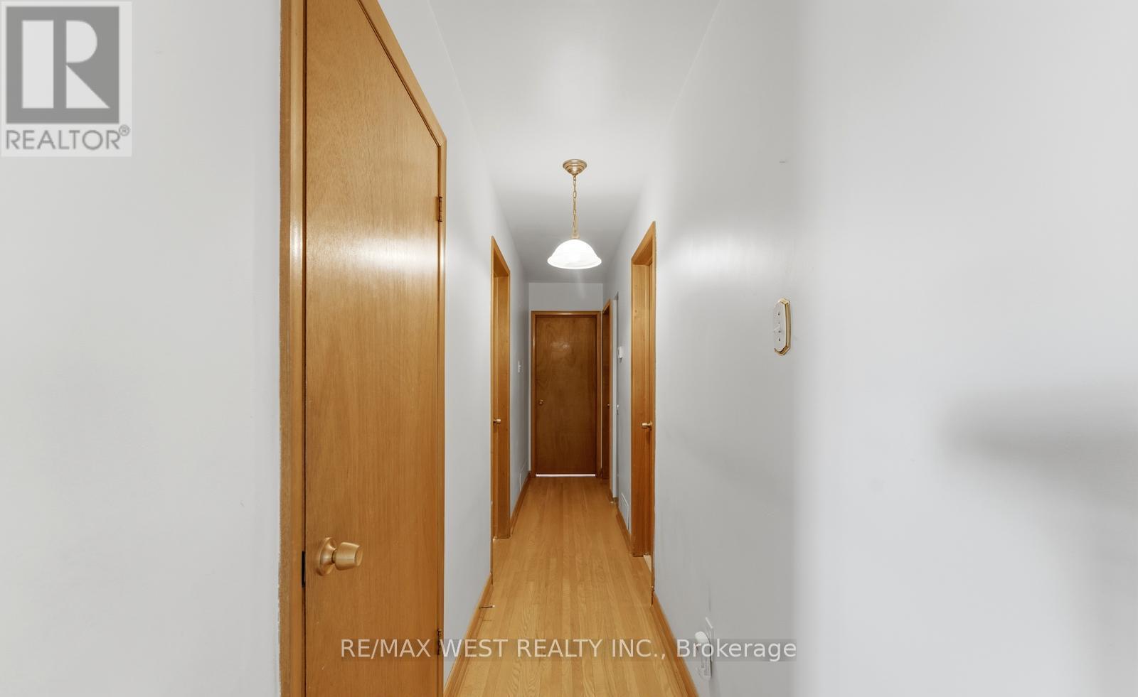 7066 Magic Court, Mississauga (Malton), Ontario  L4T 3A1 - Photo 14 - W13534562