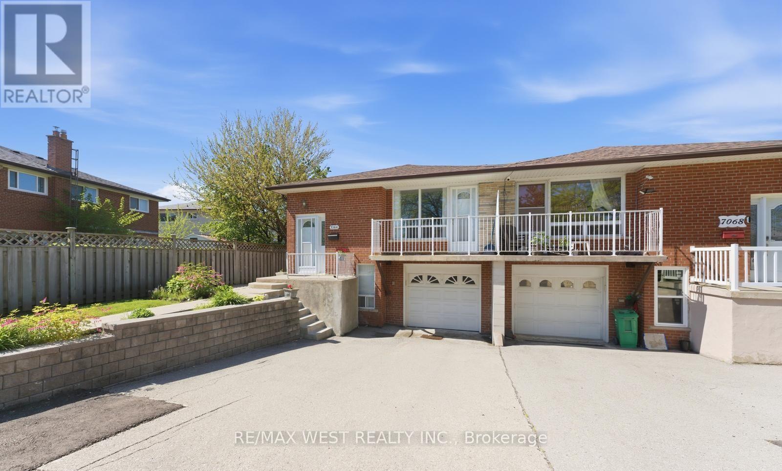 7066 Magic Court, Mississauga (Malton), Ontario  L4T 3A1 - Photo 2 - W13534562