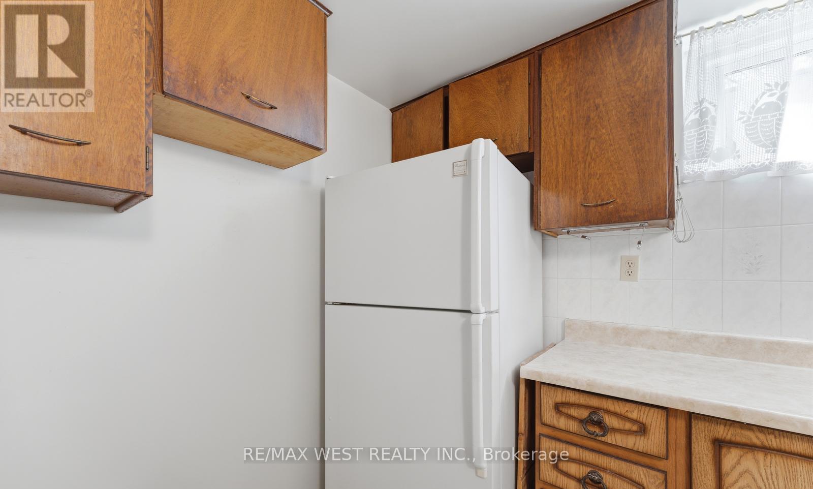 7066 Magic Court, Mississauga (Malton), Ontario  L4T 3A1 - Photo 27 - W13534562