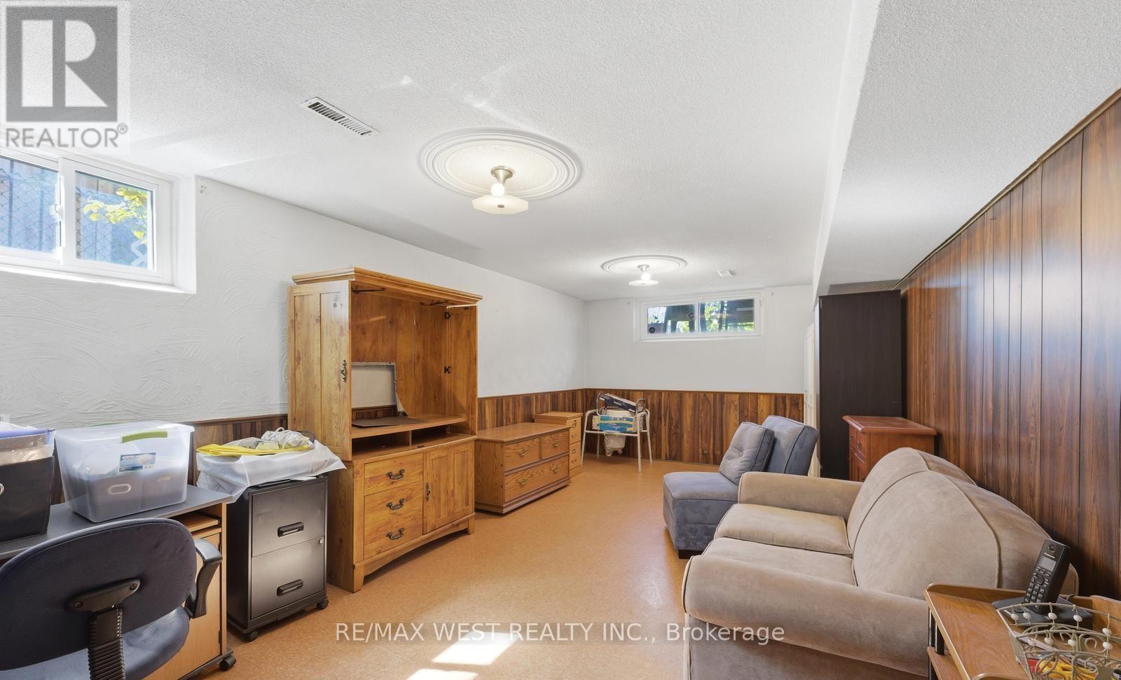 7066 Magic Court, Mississauga (Malton), Ontario  L4T 3A1 - Photo 28 - W13534562