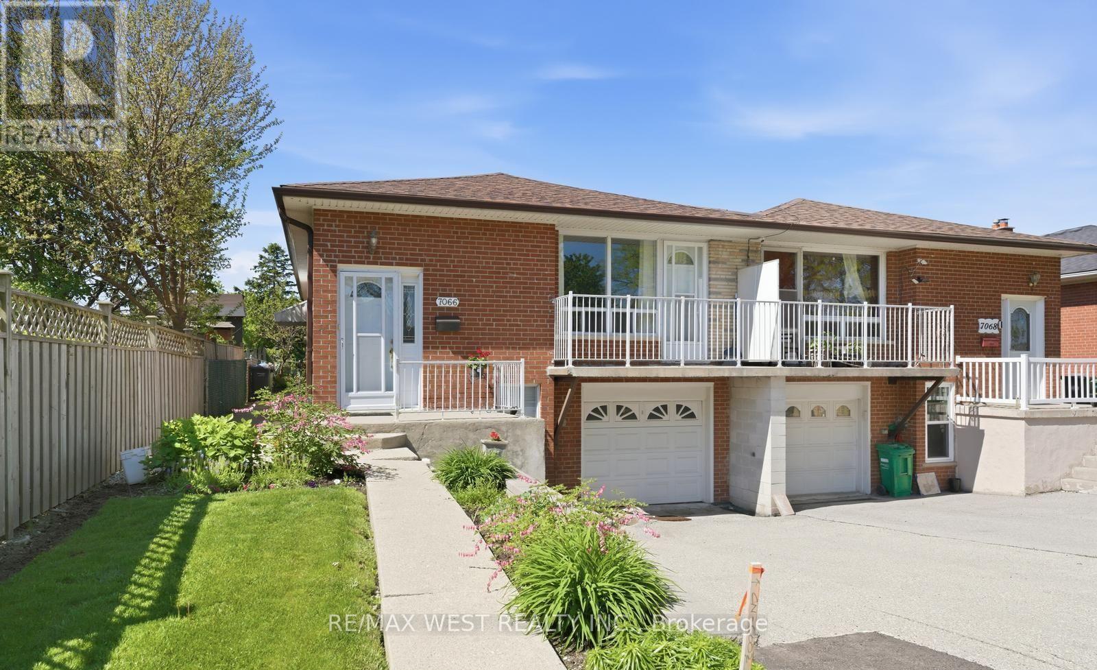 7066 Magic Court, Mississauga (Malton), Ontario  L4T 3A1 - Photo 3 - W13534562