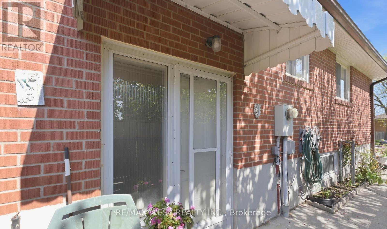 7066 Magic Court, Mississauga (Malton), Ontario  L4T 3A1 - Photo 33 - W13534562
