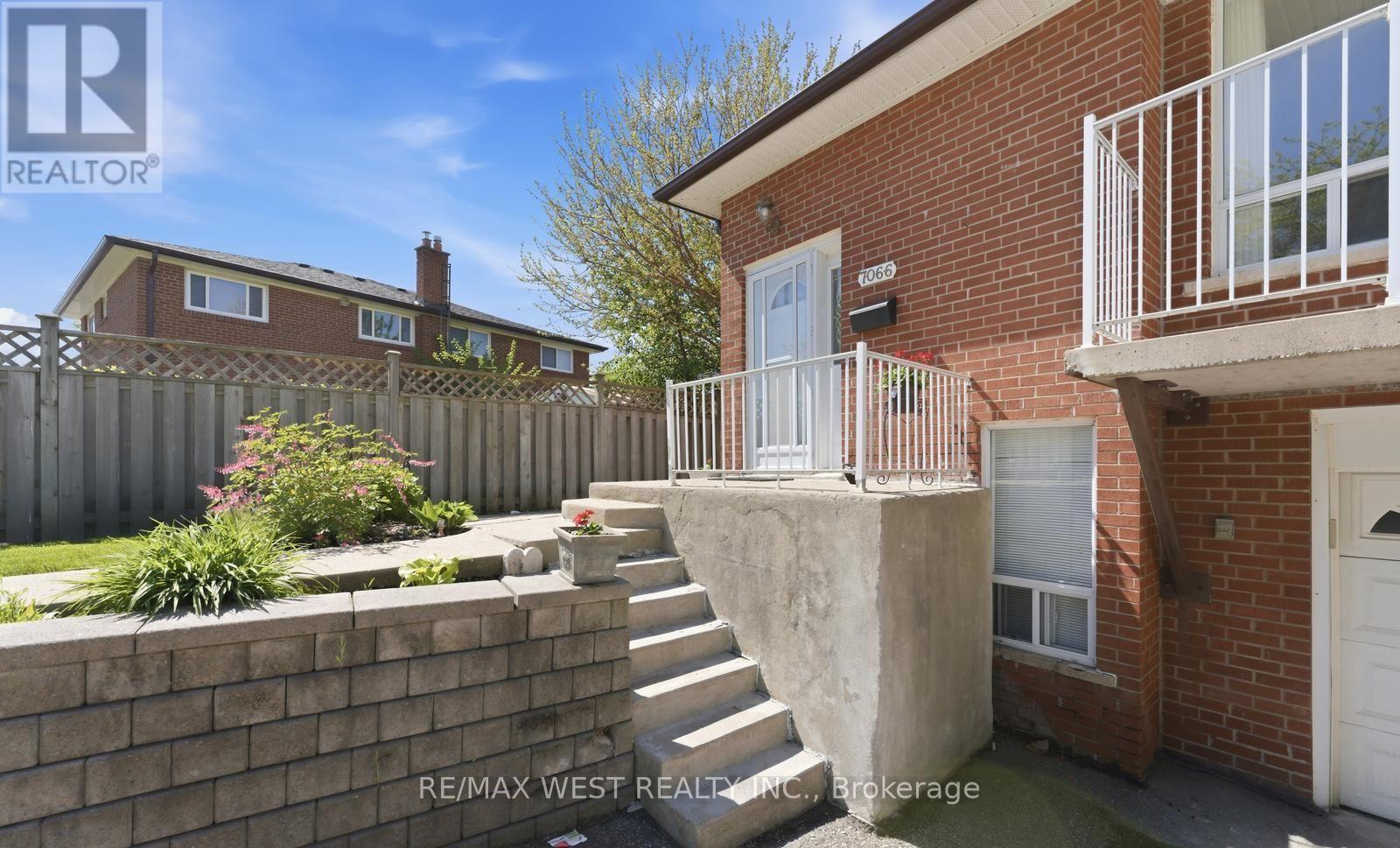 7066 Magic Court, Mississauga (Malton), Ontario  L4T 3A1 - Photo 4 - W13534562