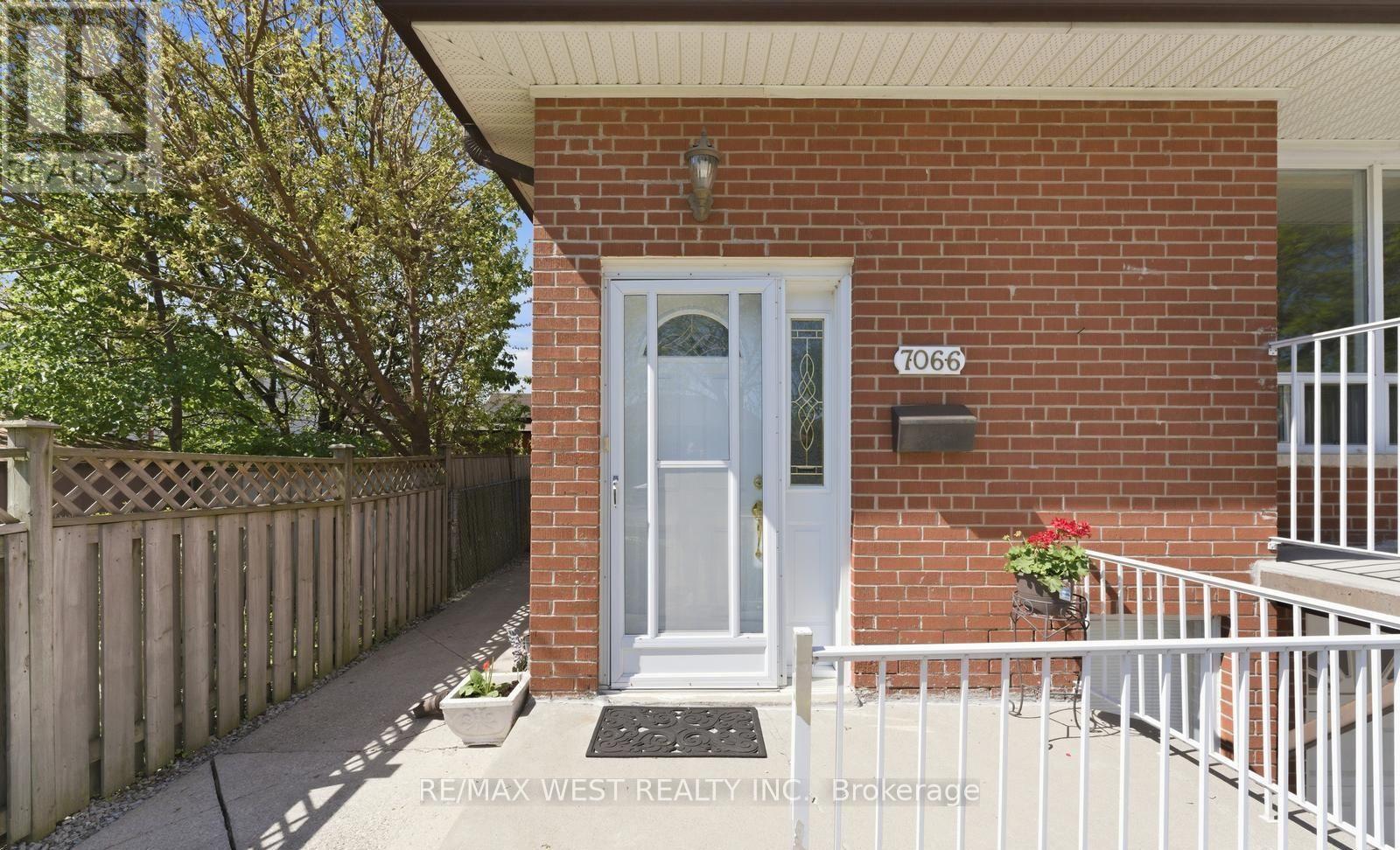7066 Magic Court, Mississauga (Malton), Ontario  L4T 3A1 - Photo 5 - W13534562