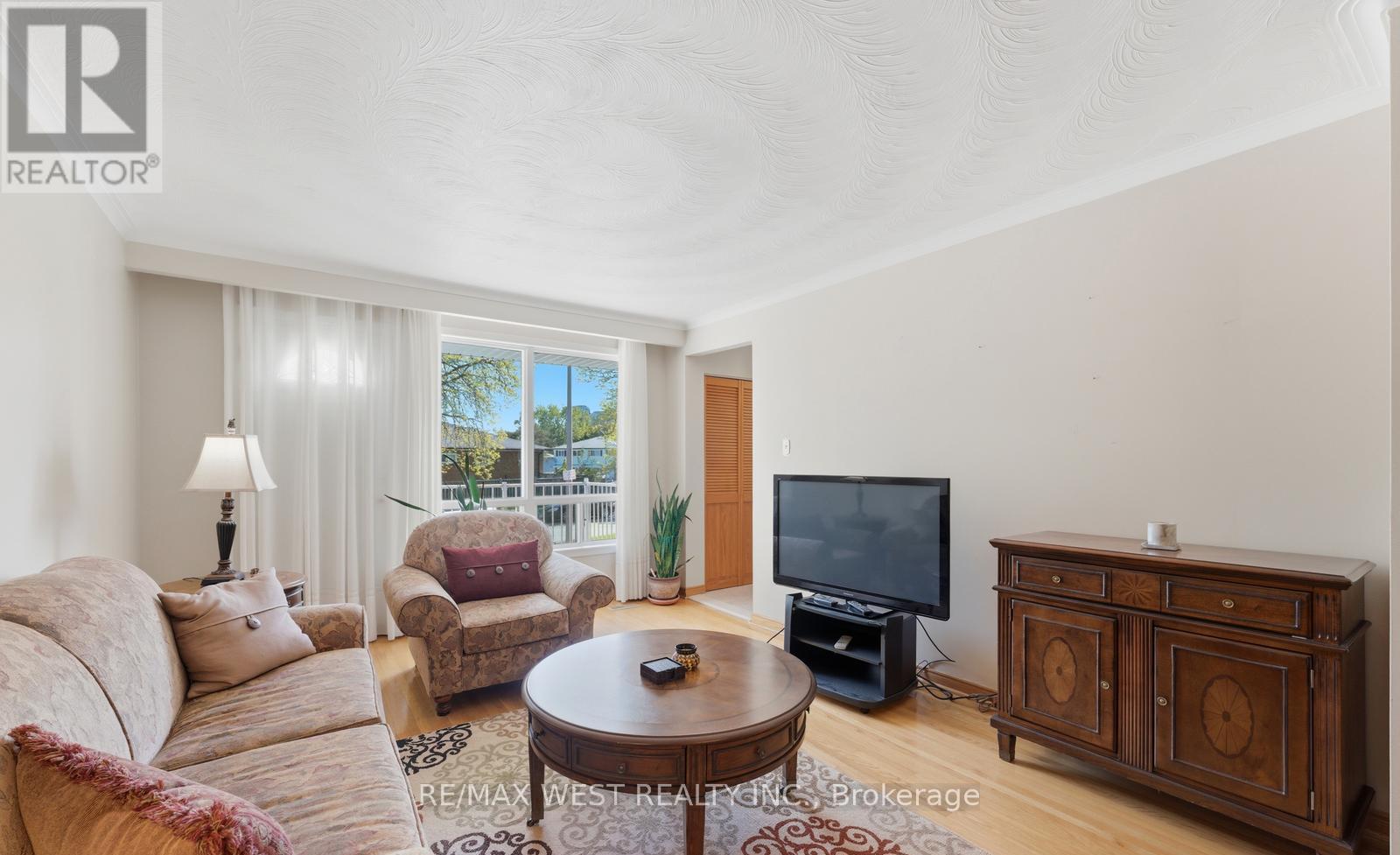 7066 Magic Court, Mississauga (Malton), Ontario  L4T 3A1 - Photo 8 - W13534562