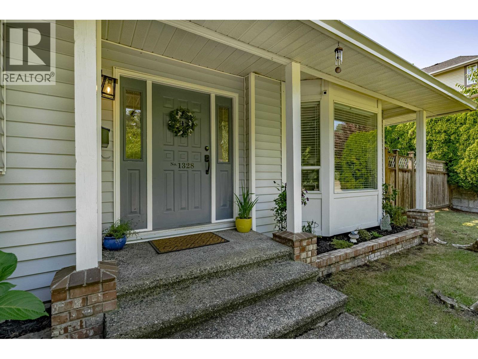 1328 Honeysuckle Lane, Coquitlam, British Columbia  V3E 2K2 - Photo 2 - R3143541