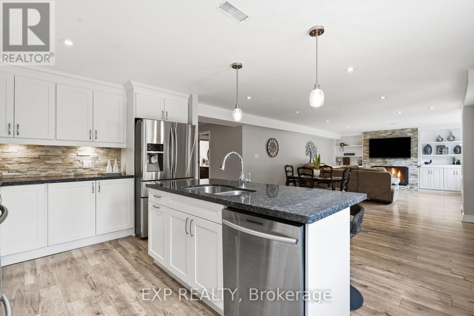 25 Manor Forest Road, East Gwillimbury, Ontario  L0G 1M0 - Photo 32 - N13241748